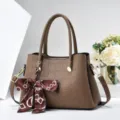 Braune Damen Handtasche mit Krokodil-Muster und Seidentuch, elegantes Alltagsmodell. - L 28 x B 13 x H 19 cm / Khaki