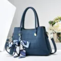 Elegante blaue Krokodilmuster Handtasche mit Schultergurt und stilvoller Schleife. - L 28 x B 13 x H 19 cm / Blau