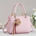 Rosa Handtasche aus Leder mit süßem Bärenanhänger und Tragegriffen für Damen Alltag Detail - Rosa