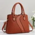Elegante braune geflochtene Handtasche mit stilvollem Kontrasteinsatz und Schultergurt. - Erdgelb