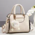 Beige PU Leder Handtasche mit geometrischem Muster, flauschigem Anhänger und Design. - Weiß