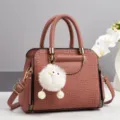 Elegante Damen Handtasche in Rosa-Braun aus Leder mit stilvollem geometrischem Muster. - Rosa