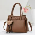 Braune strukturierte Ledertasche Detail mit süßem Bärenanhänger, Gürtelschnalle und Griffen. - L27 B13 H20 Griff 18cm / Erdgelb