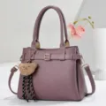 Elegante mauvekleurige handtas van gestructureerd leer met handvatten en schattige berenhanger. - L27 B13 H20 Handvat 18cm / Paars