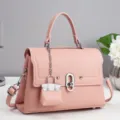 Rosa Leder Handtasche mit schickem Mini-Schloss-Anhänger, elegante Schultertasche für Damen. - Rosa