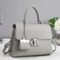 Graue Handtasche aus Leder mit Henkel, Mini-Anhänger und Metallverschluss für Damen elegant. - 25x10x18cm / Grau