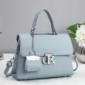 Hellblaue Handtasche aus Leder mit Henkel, Schulterriemen und schicker silberner Hardware. - 25x10x18cm / Blau