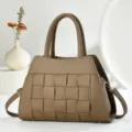 Vue détaillée d'un sac à main élégant en cuir tressé marron avec poignées et bandoulière. - Marron