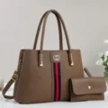 Detailansicht der braunen Damen Handtasche im Litschi Muster mit Streifen und Ring. - Khaki