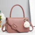 Sac bandoulière rose en cuir PU, élégant sac à main poignée tressée avec charmant pompon. - Rose