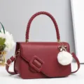 Sac à main bordeaux en cuir pour femme, sac bandoulière élégant avec poignée tressée. - Bordeaux