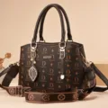 Stijlvolle bruine monogram dames schoudertas met handvatten, crossbody band en bladhanger. - Koffie Letters