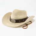 Vue détaillée du chapeau de paille western avec bande en cuir, boucle de taureau et jugulaire. - M (56-58cm) / Beige