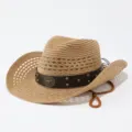 Detalle de sombrero de paja western con cinta de cuero marrón, tachuelas y emblema de toro. - Adulto 57cm / Caqui