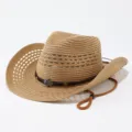 Close-up detail van de strooien cowboyhoed met mesh ontwerp en metalen amuletaanhangsel. - M (56-58cm) / Khaki