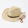 Detailopname van de strooien cowboyhoed met ajourweefsel, metalen bedel en gevlochten band. - M (56-58cm) / Beige