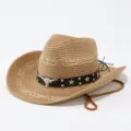 Detail van de westerse cowboy strohoed met brede rand en metalen stierschedel decoratie. - Volwassene 57cm / Khaki