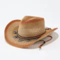 Detailansicht des Western-Strohhutes mit Farbverlauf, geflochtenem Band und Metallanhängern. - Erwachsene 57cm / Farbverlauf 1