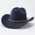 Vue rapprochée du chapeau de cow-boy western en feutre bleu marine avec bande tressée de perles. - M (56-58cm) / Bleu marine