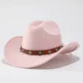 Détail du chapeau de cowboy occidental rose avec perles turquoise et ceinture en cuir marron. - M (56-58cm) / Rose