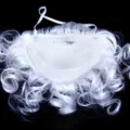 Gros plan détaillé de la fausse barbe bouclée du Père Noël blanche avec support en filet. - 20g Barbe de Père Noël Blanche Bouclée
