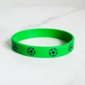 Dettaglio in primo piano di braccialetto in silicone verde con stampa di pallone da calcio. - Verde