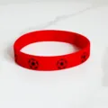 Braccialetto in silicone rosso con tema calcistico per tifosi sportivi e grandi eventi. - Rosso