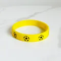 Bracciale in silicone giallo con motivi di calcio neri, accessorio sportivo perfetto. - Giallo