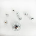 Vue rapprochée de boules à facettes en verre réfléchissant avec de petits carreaux pour déco. - Ensemble De Chaîne De Boules / 7 Pcs 3cm Plus 1 Pc 5cm Chaîne