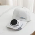 Vista dettagliata di un berretto da baseball bianco con ventola solare per esterni. - Modello Solare e Ricaricabile 300MA / Beige