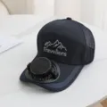 Primo piano berretto estivo uomo con ventola solare, rete traspirante ricamato. - Blu navy