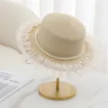 Détail élégant de chapeau de paille plat avec collier de perles et bord en dentelle blanche été. - M (56-58cm) / Beige