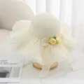 Detailansicht des leichten Sommerstrohhats mit feiner weißer Borte und gelbem Blumenschmuck. - M (56-58cm) / Creme