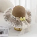 Sommer Strand Stroh Sonnenhut mit eleganter weißer Spitzenborte und gelben Stoffrosen Reisen. - M (56-58cm) / Khaki