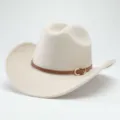 Classico cappello da cowboy in feltro beige con cinturino in pelle marrone e fibbia dorata. - 56-58cm / Bianco avorio
