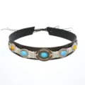 Détail en gros plan de la bande décorative de chapeau de cowboy avec des pierres. - Style Tressé Turquoise Rétro (1)