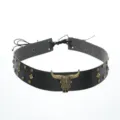 Gros plan détaillé du bandeau de chapeau en cuir noir avec breloque crâne de taureau bronze et clous. - Style de Rivet de Tête de Taureau en Bronze Cuir Noir (4)