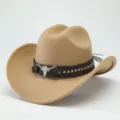 Primo piano del cappello da cowboy in feltro rétro con fascia marrone e teschio di toro. - 56-58cm / Cammello