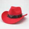 Gros plan détail de chapeau cowboy western en feutre rouge avec ceinture cuir et crâne de taureau. - M (56-58cm) / Rouge