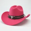 Cappello da cowboy rosa in feltro con fascia in pelle marrone, borchie e teschio di toro. - 56-58cm / Rosso rosa