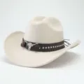 Vista dettagliata del cappello da cowboy in feltro con decoro teschio di toro e rivetti. - 56-58cm / Bianco latte