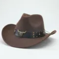 Gros plan sur le chapeau de cowboy en feutre marron avec bandeau en cuir tête de taureau. - M (56-58cm) / Café