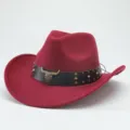 Chapeau de cowboy western en feutre rouge avec bande en cuir noir et crâne de taureau - M (56-58cm) / Bordeaux
