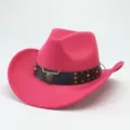 Vue rapprochée du chapeau de cow-boy rose en feutre avec bande en cuir et tête de taureau. - M (56-58cm) / Rose rouge