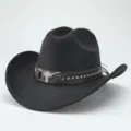 Dettaglio cappello da cowboy western in feltro di lana nera, con fascia marrone e decoro teschio. - 56-58cm / Nero