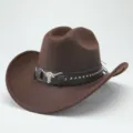 Primo piano dettagliato del cappello da cowboy in lana marrone con teschio di toro in metallo. - 56-58cm / Caffè