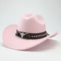 Primo piano dettagliato del cappello da cowboy in feltro rosa con fascia in pelle e teschio. - 56-58cm / Rosa