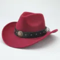 Classico cappello da cowboy western rosso con elegante fascia in pelle nera e borchie. - 56-58cm / Borgogna