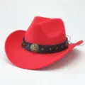 Primo piano dettagliato del cappello da cowboy rosso con fascia borchiata e stella centrale. - 56-58cm / Rosso