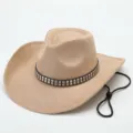 Gedetailleerd overzicht van een beige suède cowboyhoed met een geniete band en koord. - M (56-58cm) / camel